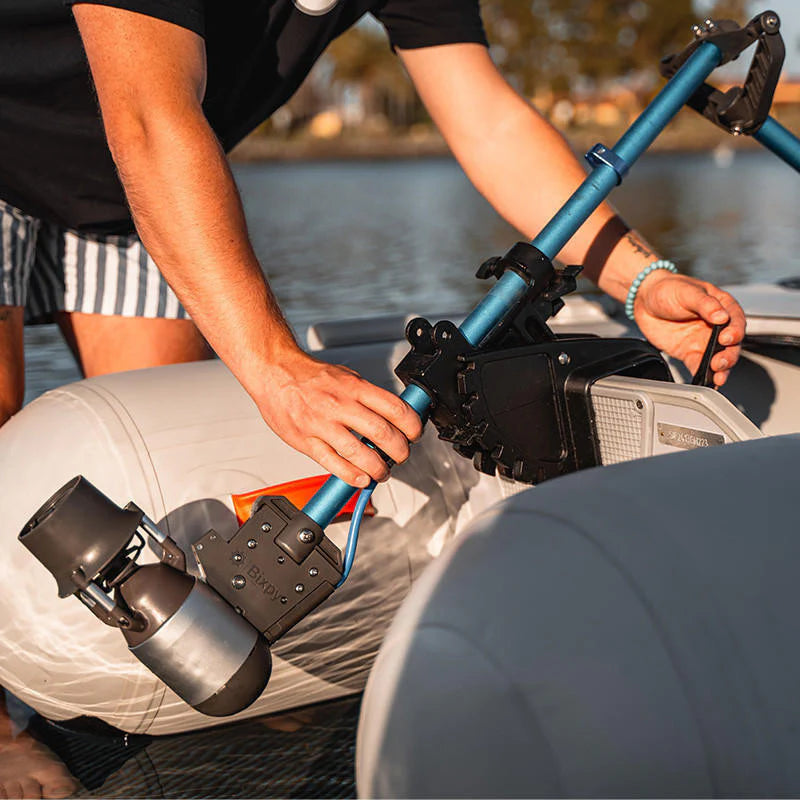 Le kit hors-bord Bixpy K-1 Angler Pro™ NE comprend PAS d'adaptateur de montage.

Vous devrez acheter un adaptateur de montage séparément en fonction de l'embarcation que vous souhaitez motoriser.

Le Bixpy K-1 Angler Pro Outboard Kit™ est la version pro de Bixpy de son kit Outboard K-1.

Le kit hors-bord Angler Pro a une batterie de 768 wh, plutôt que la batterie de 378 wh.

Le Bixpy K-1 Angler Pro Outboard Kit™ vous permet de rester dehors plus longtemps, d'explorer de nouvelles eaux, de pêcher davantage, 