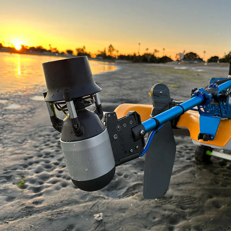 Le kit de hors-bord Bixpy K-1 ne comprend pas d’adaptateur de montage.

Vous devrez acheter un adaptateur de montage séparément en fonction du bateau que vous essayez de motoriser.&nbsp;

Quel adaptateur convient le mieux à votre bateau ? Trouvez facilement l’adaptateur Bixpy adapté à votre bateau sur notre page accessoires moteurs.

Conquérir le vent, les vagues et les courants avec confiance. Aller plus loin, explorer davantage, rester dehors plus longtemps et revenir facilement en appuyant sur un bouton.