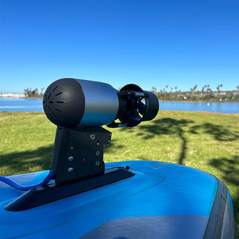 Le kit de hors-bord Bixpy K-1 ne comprend pas d’adaptateur de montage.

Vous devrez acheter un adaptateur de montage séparément en fonction du bateau que vous essayez de motoriser.&nbsp;

Quel adaptateur convient le mieux à votre bateau ? Trouvez facilement l’adaptateur Bixpy adapté à votre bateau sur notre page accessoires moteurs.

Conquérir le vent, les vagues et les courants avec confiance. Aller plus loin, explorer davantage, rester dehors plus longtemps et revenir facilement en appuyant sur un bouton.