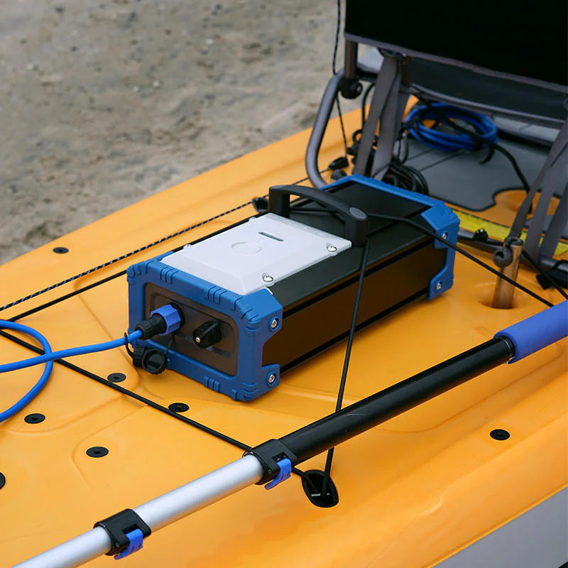 Robuste et durable n'a jamais été aussi beau !

Si vos journées sur l'eau sont plus longues que vos journées au bureau, alors c'est le Power Pack pour vous garder sur l'eau toute la journée.&nbsp;

Le PP-768 Angler Pro est résistant à l'intérieur et à l'extérieur.

La coque en aluminium ultra-anodisée et revêtue UV protège les cellules de lithium-fer phosphate (LiFePO4) de longue durée de 768 Wh, fournissant à vos moteurs Bixpy K-1 l'un des blocs d'alimentation les plus stables et les plus efficaces.