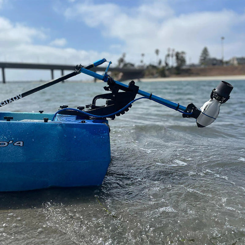 Avec l'adaptateur Bixpy, vous pouvez attacher votre moteur Bixpy à pratiquement n'importe quelle embarcation avec une surface de montage verticale plate en quelques secondes.

Cela comprend la plupart des canots pneumatiques, certains kayaks, des pontons personnels et une variété d'autres embarcations.

Le tuyau en aluminium s'ajustera pour s'adapter à pratiquement n'importe quelle profondeur, répondant à vos besoins.