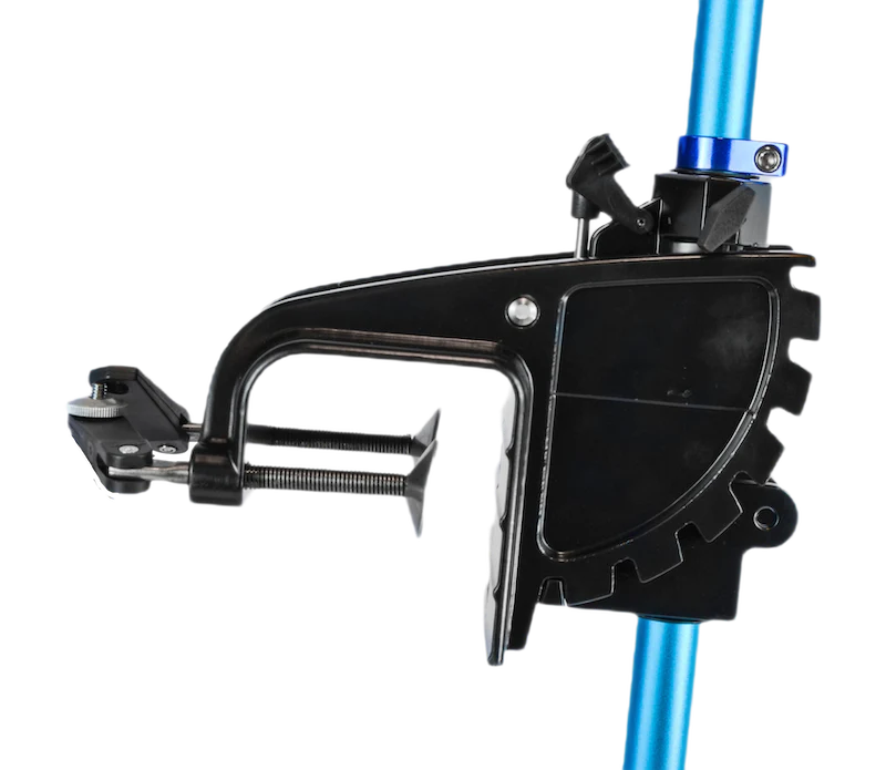 Avec l'adaptateur Bixpy, vous pouvez attacher votre moteur Bixpy à pratiquement n'importe quelle embarcation avec une surface de montage verticale plate en quelques secondes.

Cela comprend la plupart des canots pneumatiques, certains kayaks, des pontons personnels et une variété d'autres embarcations.

Le tuyau en aluminium s'ajustera pour s'adapter à pratiquement n'importe quelle profondeur, répondant à vos besoins.