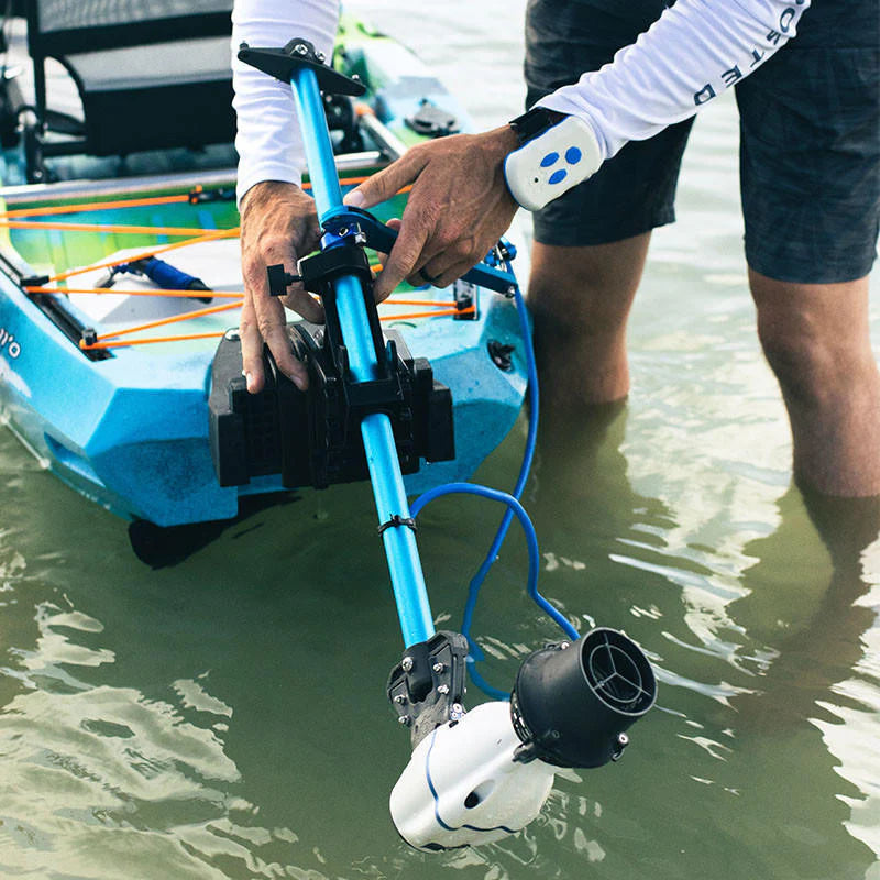 Avec l'adaptateur Bixpy, vous pouvez attacher votre moteur Bixpy à pratiquement n'importe quelle embarcation avec une surface de montage verticale plate en quelques secondes.

Cela comprend la plupart des canots pneumatiques, certains kayaks, des pontons personnels et une variété d'autres embarcations.

Le tuyau en aluminium s'ajustera pour s'adapter à pratiquement n'importe quelle profondeur, répondant à vos besoins.