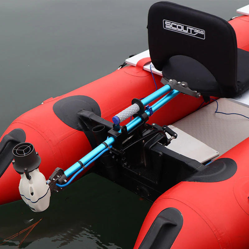 Avec l'adaptateur Bixpy, vous pouvez attacher votre moteur Bixpy à pratiquement n'importe quelle embarcation avec une surface de montage verticale plate en quelques secondes.

Cela comprend la plupart des canots pneumatiques, certains kayaks, des pontons personnels et une variété d'autres embarcations.

Le tuyau en aluminium s'ajustera pour s'adapter à pratiquement n'importe quelle profondeur, répondant à vos besoins.