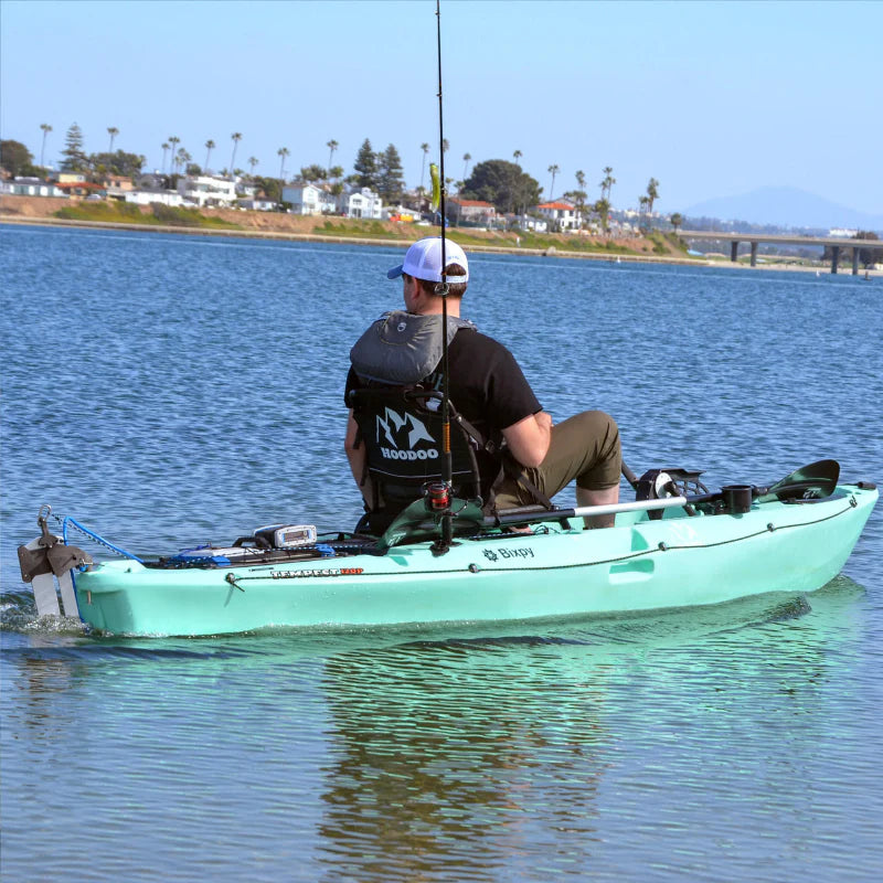 Bixpy Versa Rudder™ with Steering est le premier gouvernail sur le marché spécialement conçu pour être compatible avec le moteur.

Le gouvernail est fabriqué en aluminium anodisé et en nylon rempli de verre, et est prêt à à partir pour n'importe quelle aventure, que ce soit en eau salée ou fraîche.

Le gouvernail Versa offre également une queue pour améliorer la rotation, des roues pour aider à soulever et à abaisser le gouvernail, une goupille à dégagement rapide et deux options de direction.