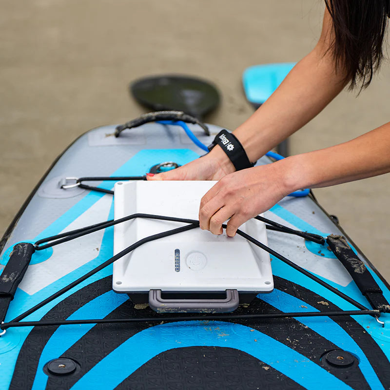 Robuste et durable n'a jamais été aussi beau !

Si vos journées sur l'eau sont plus longues que vos journées au bureau, alors c'est le Power Pack pour vous garder sur l'eau toute la journée.&nbsp;

Le PP-768 Angler Pro est résistant à l'intérieur et à l'extérieur.

La coque en aluminium ultra-anodisée et revêtue UV protège les cellules de lithium-fer phosphate (LiFePO4) de longue durée de 768 Wh, fournissant à vos moteurs Bixpy K-1 l'un des blocs d'alimentation les plus stables et les plus efficaces.