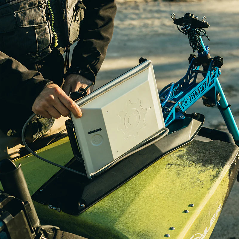 Robuste et durable n'a jamais été aussi beau !

Si vos journées sur l'eau sont plus longues que vos journées au bureau, alors c'est le Power Pack pour vous garder sur l'eau toute la journée.&nbsp;

Le PP-768 Angler Pro est résistant à l'intérieur et à l'extérieur.

La coque en aluminium ultra-anodisée et revêtue UV protège les cellules de lithium-fer phosphate (LiFePO4) de longue durée de 768 Wh, fournissant à vos moteurs Bixpy K-1 l'un des blocs d'alimentation les plus stables et les plus efficaces.