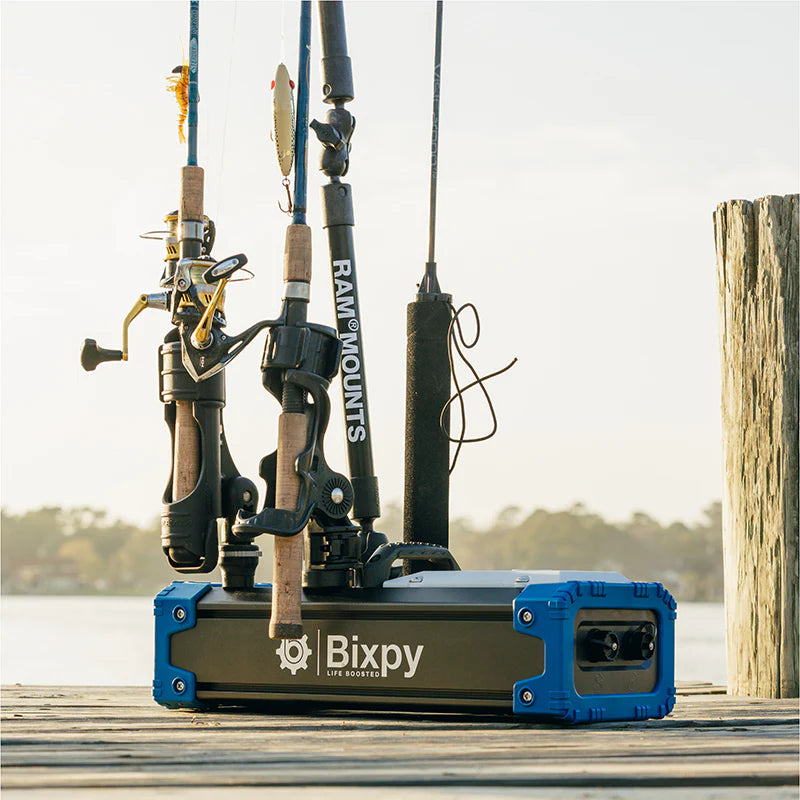 Robuste et durable n'a jamais été aussi beau !

Si vos journées sur l'eau sont plus longues que vos journées au bureau, alors c'est le Power Pack pour vous garder sur l'eau toute la journée.&nbsp;

Le PP-768 Angler Pro est résistant à l'intérieur et à l'extérieur.

La coque en aluminium ultra-anodisée et revêtue UV protège les cellules de lithium-fer phosphate (LiFePO4) de longue durée de 768 Wh, fournissant à vos moteurs Bixpy K-1 l'un des blocs d'alimentation les plus stables et les plus efficaces.