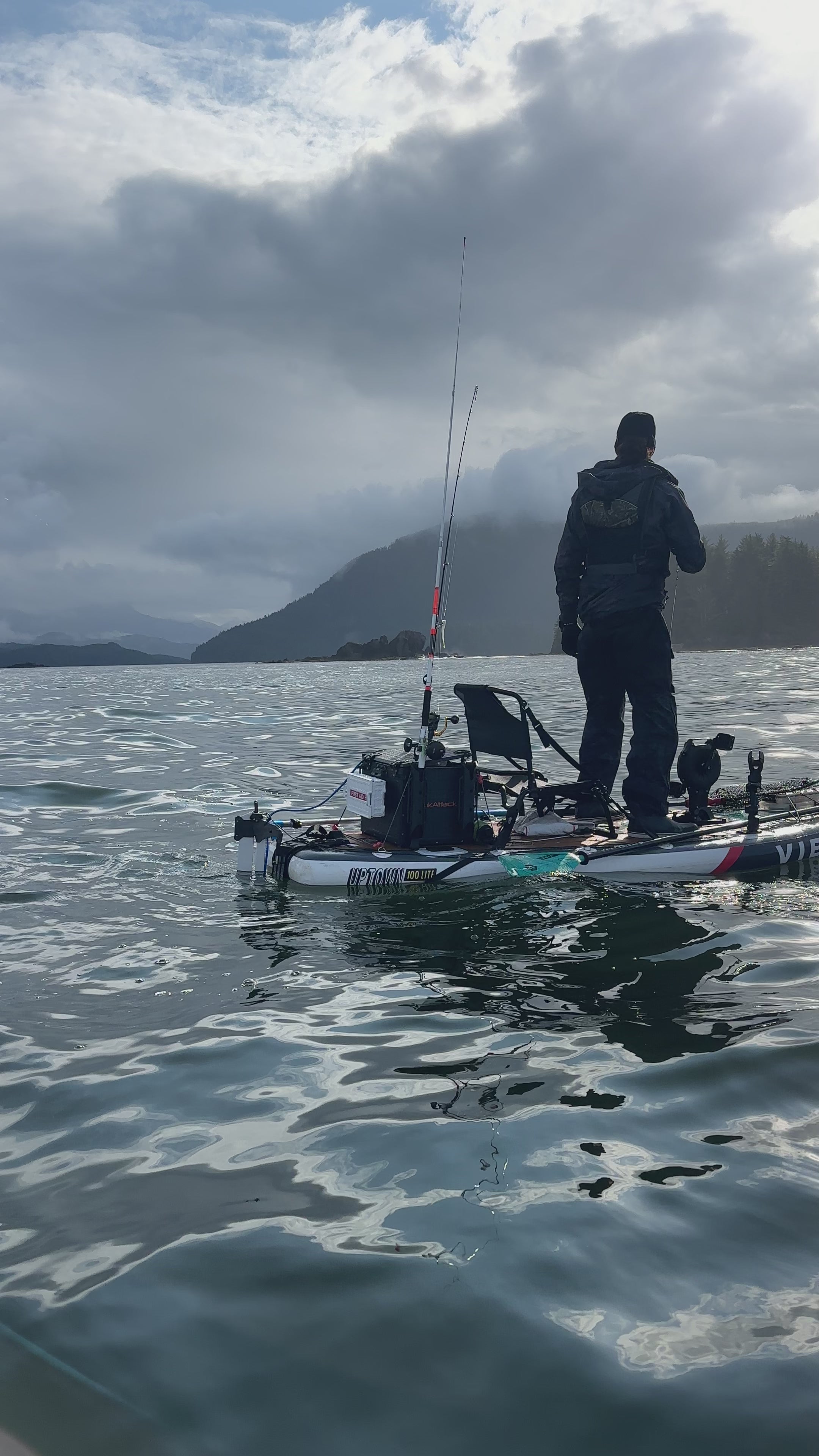 POURQUOI VOUS VOULEZ CE KAYAK :

Suffisamment léger pour être chargé en solo, que ce soit lors d'une halte rapide au lac ou d'un voyage spontané en fin de semaine.
Le siège rembourré et les repose-pieds réglables offrent une grande facilité d'utilisation tout au long de la journée.

Les rangements arrière, les porte-gobelets moulés et les supports de matériel permettent de rationaliser l'installation.

Une forme de coque conçue pour la facilité et la confiance sur des eaux calmes à modérées.