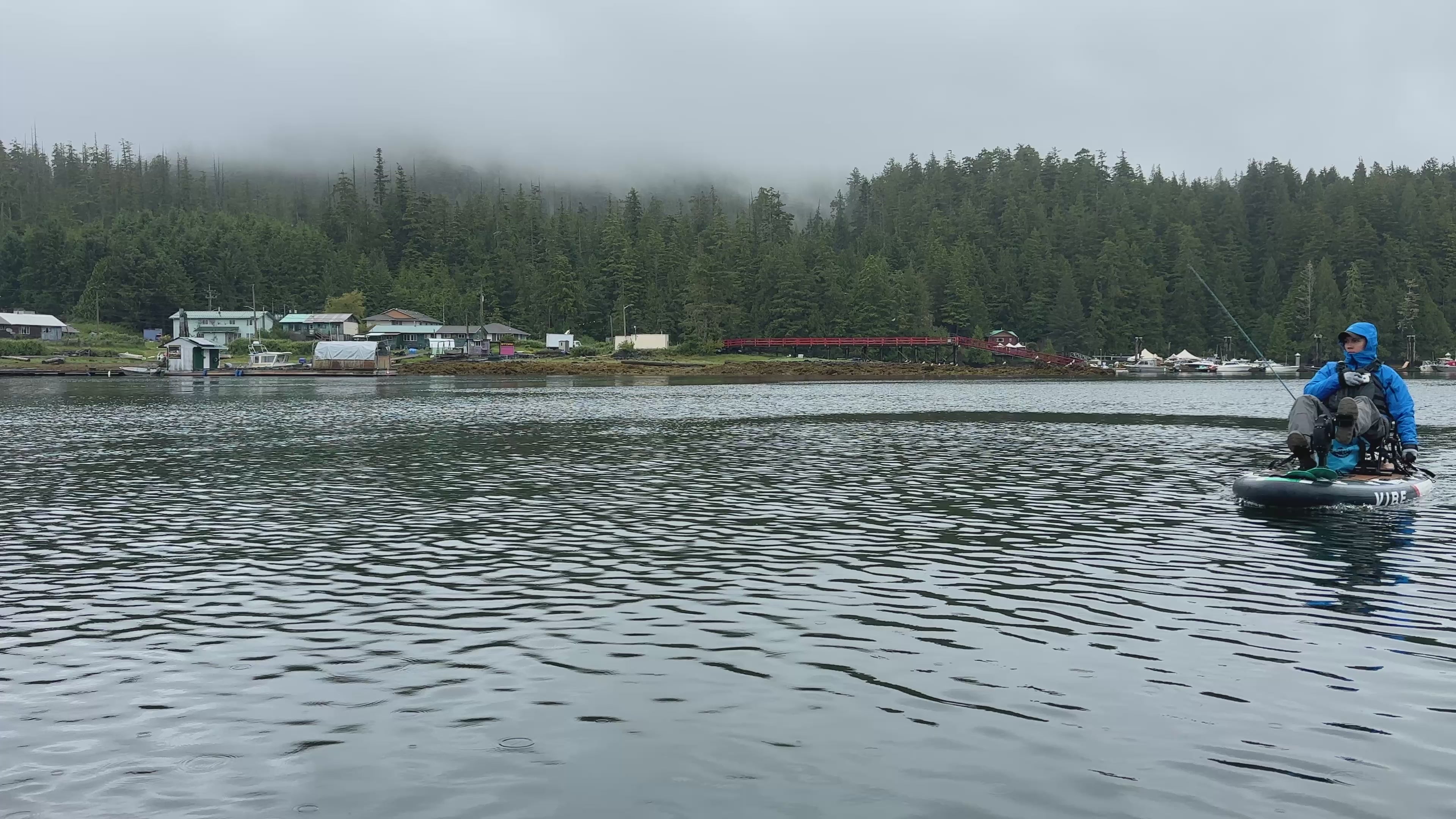 POURQUOI VOUS VOULEZ CE KAYAK :

Suffisamment léger pour être chargé en solo, que ce soit lors d'une halte rapide au lac ou d'un voyage spontané en fin de semaine.
Le siège rembourré et les repose-pieds réglables offrent une grande facilité d'utilisation tout au long de la journée.

Les rangements arrière, les porte-gobelets moulés et les supports de matériel permettent de rationaliser l'installation.

Une forme de coque conçue pour la facilité et la confiance sur des eaux calmes à modérées.