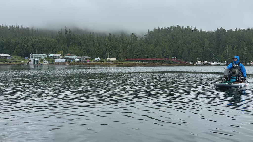 POURQUOI VOUS VOULEZ CE KAYAK :

Suffisamment léger pour être chargé en solo, que ce soit lors d'une halte rapide au lac ou d'un voyage spontané en fin de semaine.
Le siège rembourré et les repose-pieds réglables offrent une grande facilité d'utilisation tout au long de la journée.

Les rangements arrière, les porte-gobelets moulés et les supports de matériel permettent de rationaliser l'installation.

Une forme de coque conçue pour la facilité et la confiance sur des eaux calmes à modérées.