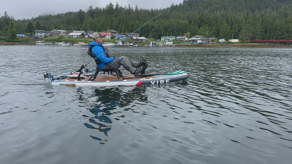 POURQUOI VOUS VOULEZ CE KAYAK :

Suffisamment léger pour être chargé en solo, que ce soit lors d'une halte rapide au lac ou d'un voyage spontané en fin de semaine.
Le siège rembourré et les repose-pieds réglables offrent une grande facilité d'utilisation tout au long de la journée.

Les rangements arrière, les porte-gobelets moulés et les supports de matériel permettent de rationaliser l'installation.

Une forme de coque conçue pour la facilité et la confiance sur des eaux calmes à modérées.