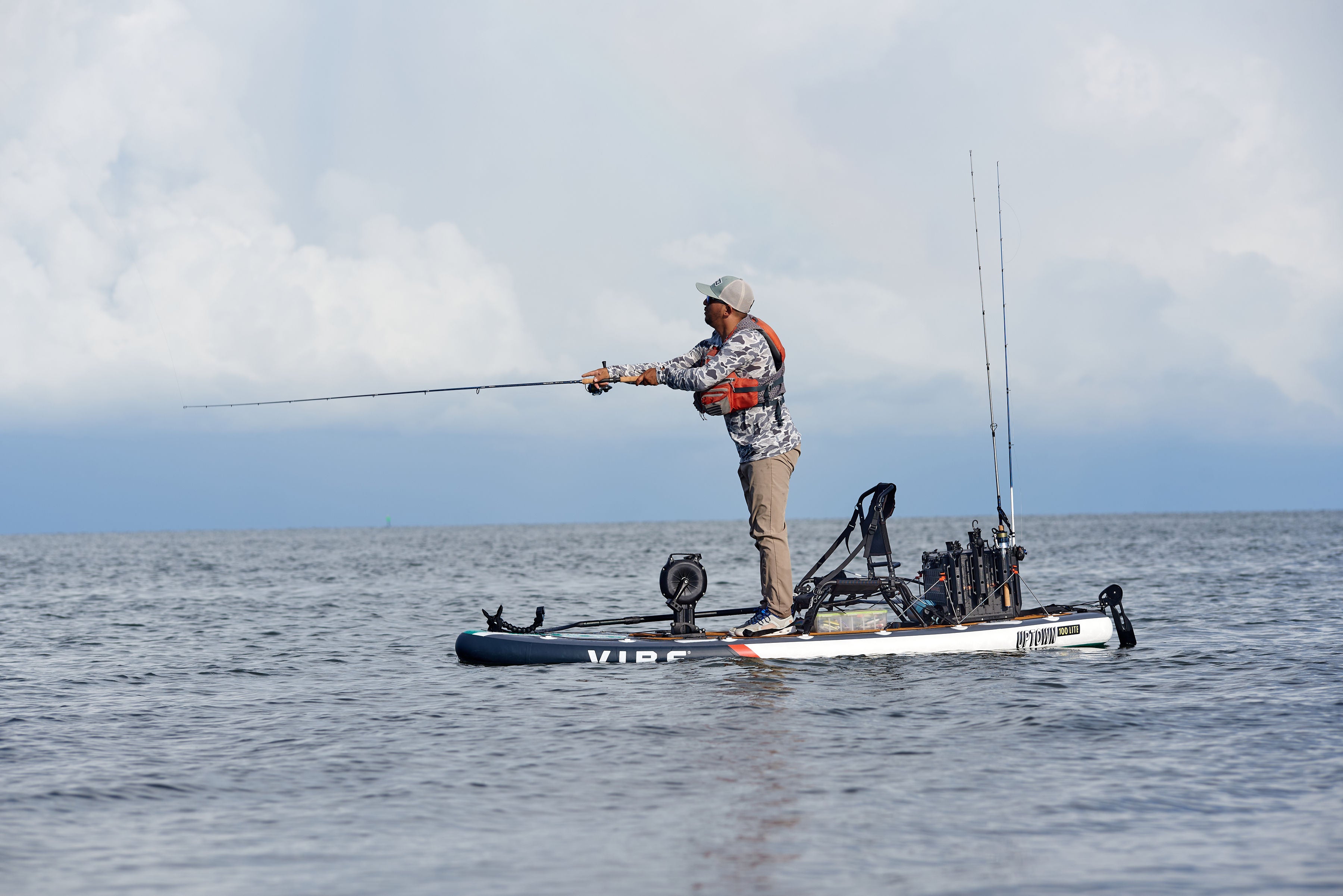 POURQUOI VOUS VOULEZ CE KAYAK :

Suffisamment léger pour être chargé en solo, que ce soit lors d'une halte rapide au lac ou d'un voyage spontané en fin de semaine.
Le siège rembourré et les repose-pieds réglables offrent une grande facilité d'utilisation tout au long de la journée.

Les rangements arrière, les porte-gobelets moulés et les supports de matériel permettent de rationaliser l'installation.

Une forme de coque conçue pour la facilité et la confiance sur des eaux calmes à modérées.