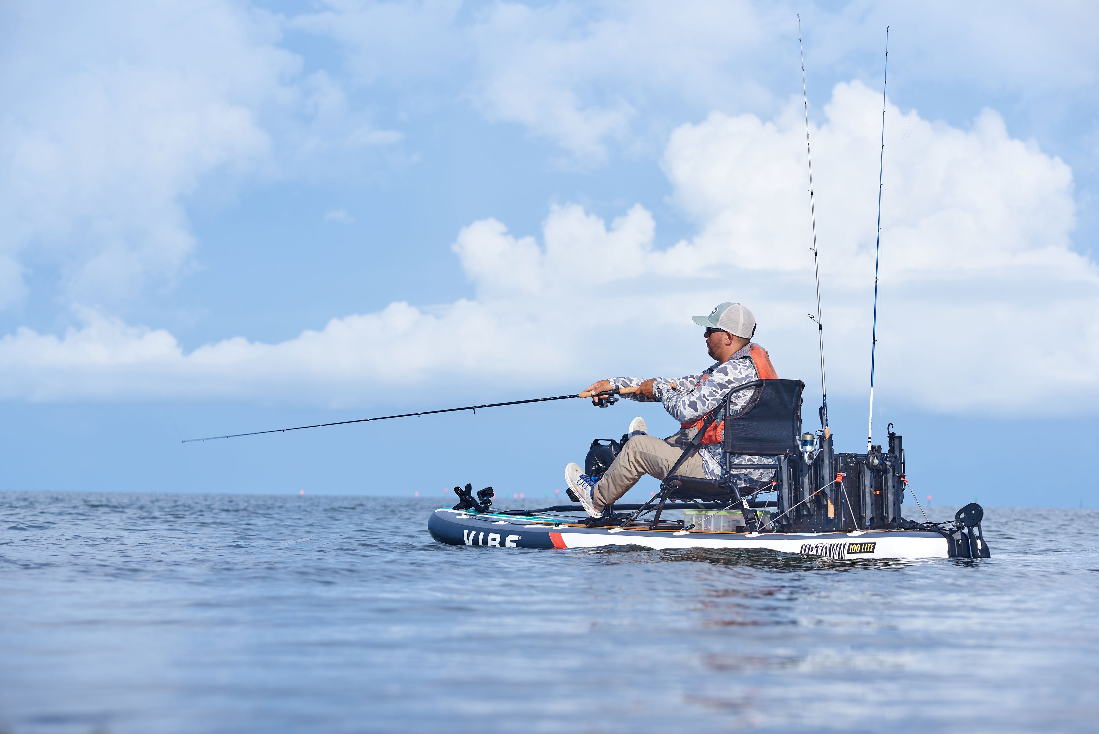 POURQUOI VOUS VOULEZ CE KAYAK :

Suffisamment léger pour être chargé en solo, que ce soit lors d'une halte rapide au lac ou d'un voyage spontané en fin de semaine.
Le siège rembourré et les repose-pieds réglables offrent une grande facilité d'utilisation tout au long de la journée.

Les rangements arrière, les porte-gobelets moulés et les supports de matériel permettent de rationaliser l'installation.

Une forme de coque conçue pour la facilité et la confiance sur des eaux calmes à modérées.